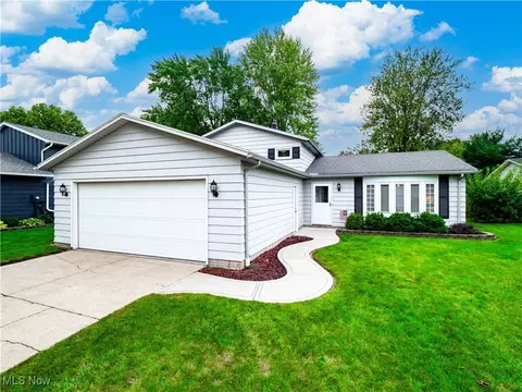 151 Greenway Dr, Elyria, OH 44035 photo 2