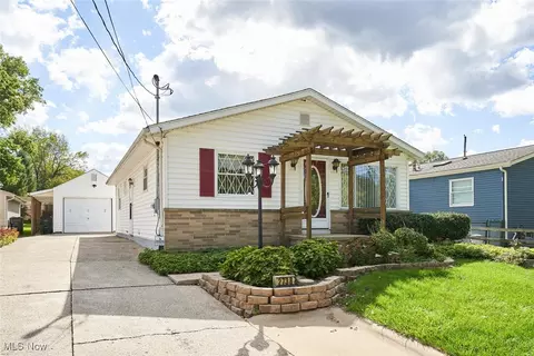 2738 Springfield Lake Dr, Akron, OH 44312