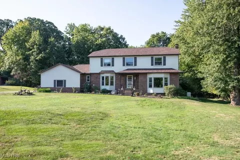 8730 Arborhurst Ln, Kirtland, OH 44094
