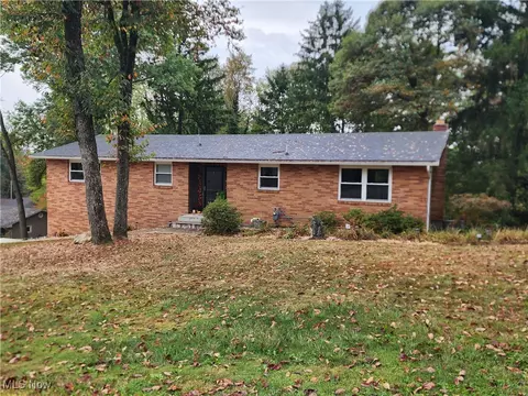 787 Ridgewood Dr, Coshocton, OH 43812