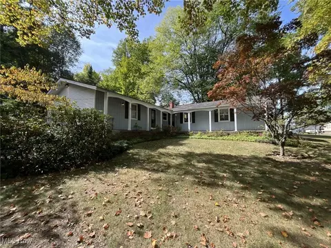 249 Parkview Dr, Aurora, OH 44202