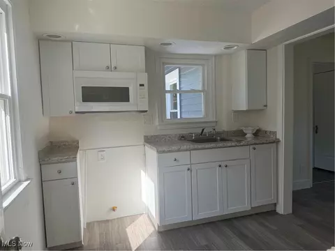 Kitchen - 834 Willard Ave SE, Warren, OH 44484 photo 2 of 2