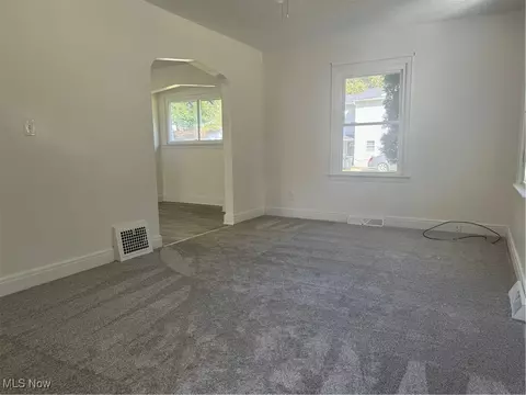 Living - 834 Willard Ave SE, Warren, OH 44484 photo 1 of 2