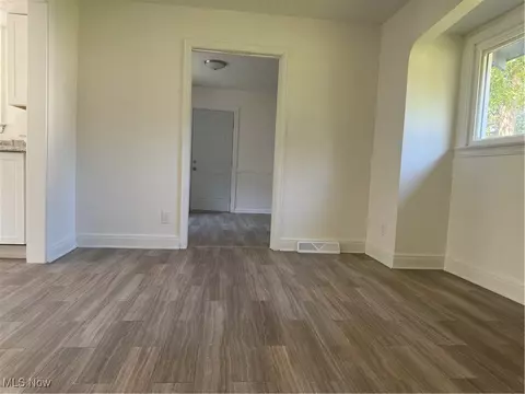 Living - 834 Willard Ave SE, Warren, OH 44484 photo 2 of 2