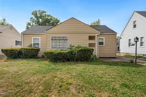 328 Day Dr, Lorain, OH 44052