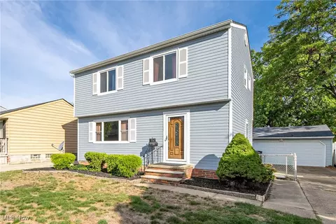 864 Pelley Dr, Cleveland, OH 44109