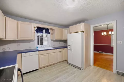 Kitchen - 237 33rd St NW, Canton, OH 44709 photo 3 of 6