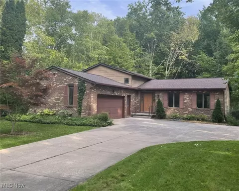 19145 Brewster Rd, Aurora, OH 44202