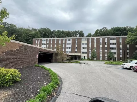 3068 Kent Rd #410, Stow, OH 44224