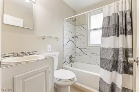 Bath - 915 Rosemont Ct NW, Canton, OH 44708 photo 1 of 4