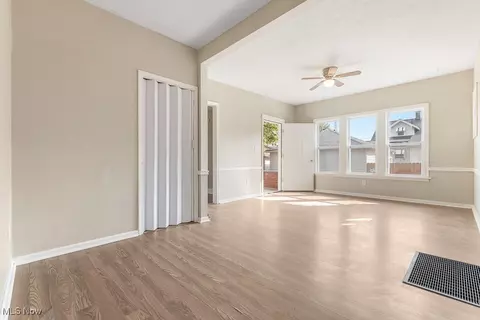 Living - 915 Rosemont Ct NW, Canton, OH 44708 photo 4 of 5