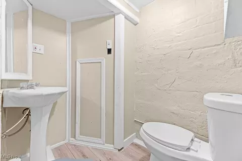 Bath - 915 Rosemont Ct NW, Canton, OH 44708 photo 3 of 4