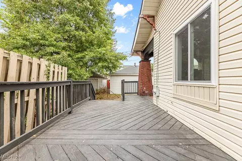 Exterior - 915 Rosemont Ct NW, Canton, OH 44708 photo 4 of 5