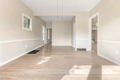 Living - 915 Rosemont Ct NW, Canton, OH 44708 photo 3 of 5