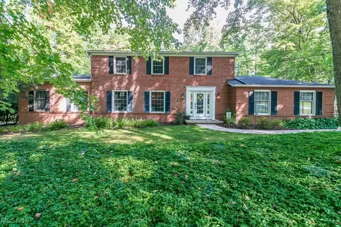 1135 Sheerbrook Dr, Chagrin Falls, OH 44022