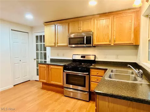 37 Harvey St, Struthers, OH 44471 photo 2