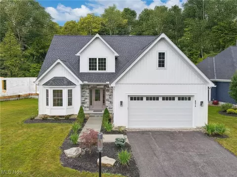 8074 Canyon Rdg, Chagrin Falls, OH 44023
