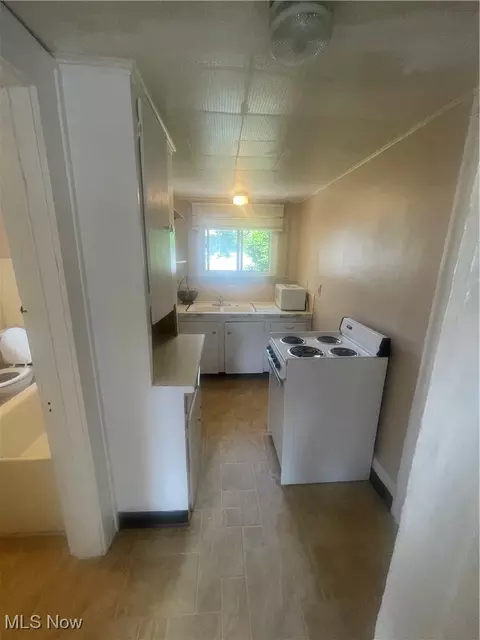 860 Chalker St, Akron, OH 44310 photo 9