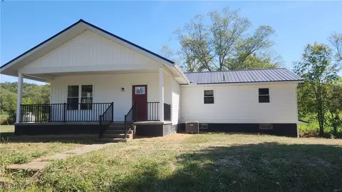8217 Edie Hill Rd SE, Uhrichsville, OH 44683