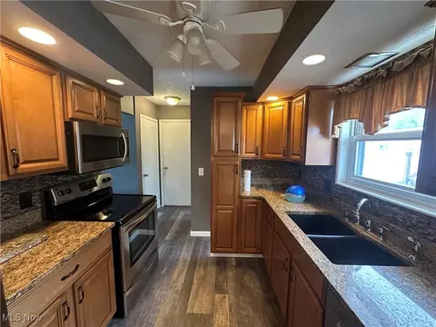 882 Jamestown Ave, Elyria, OH 44035 photo 7