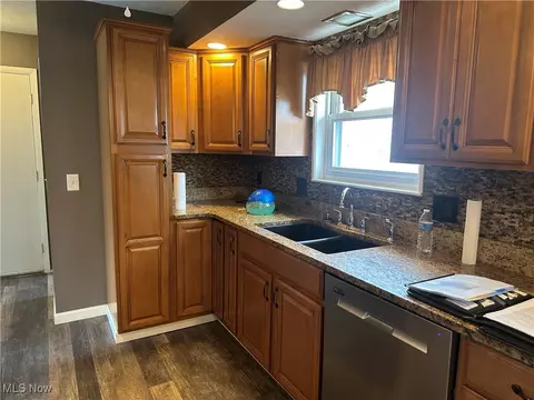 882 Jamestown Ave, Elyria, OH 44035 photo 6