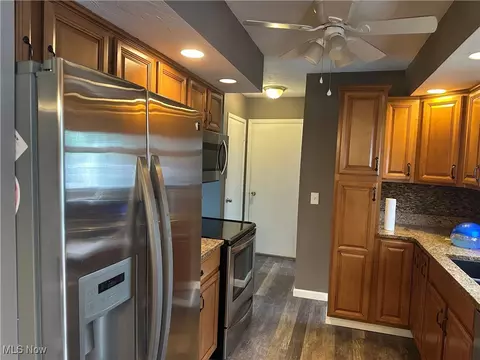 882 Jamestown Ave, Elyria, OH 44035 photo 5