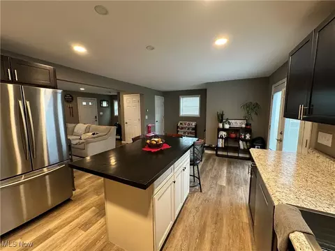 Kitchen - 417 Kenyon Ave, Elyria, OH 44035 photo 3 of 4