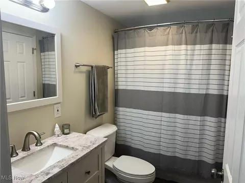 Bath - 417 Kenyon Ave, Elyria, OH 44035 photo 1 of 2