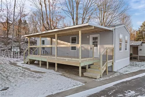 62 Nancy St, Barberton, OH 44203