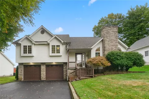 345 Raymond Dr, Hubbard, OH 44425