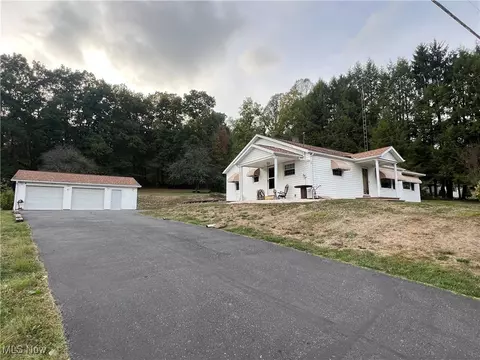 6676 State Route 212 NE, Zoarville, OH 44656