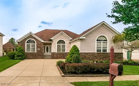 390 S Stonehaven Dr, Highland Heights, OH 44143