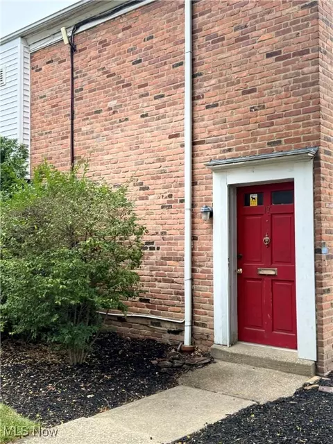 8 Richmond Sq #R17, Euclid, OH 44143
