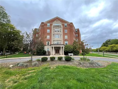 13800 Fairhill Rd #204, Shaker Heights, OH 44120