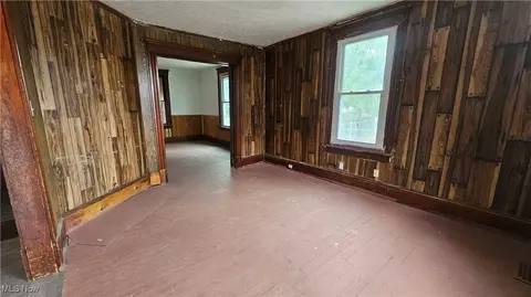 Living - 318 7th St SW, Canton, OH 44707 photo 1 of 4