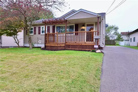 885 Doris Dr, Hubbard, OH 44425