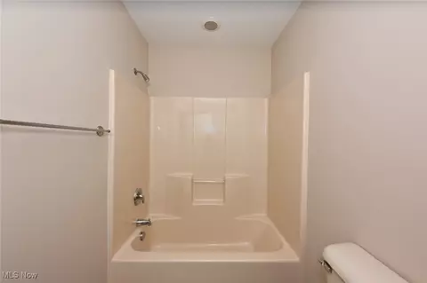 Bath - 320 Falling Leaf Dr, Seven Hills, OH 44131 photo 5 of 5