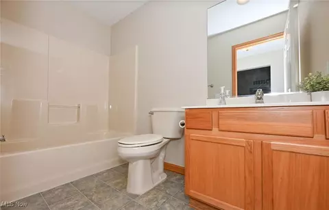 Bath - 320 Falling Leaf Dr, Seven Hills, OH 44131 photo 4 of 5