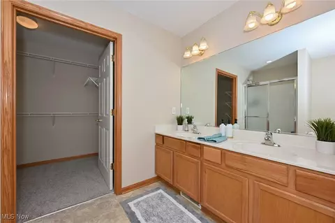 Bath - 320 Falling Leaf Dr, Seven Hills, OH 44131 photo 1 of 5