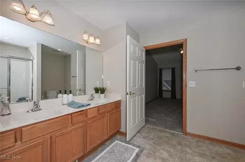 Bath - 320 Falling Leaf Dr, Seven Hills, OH 44131 photo 3 of 5