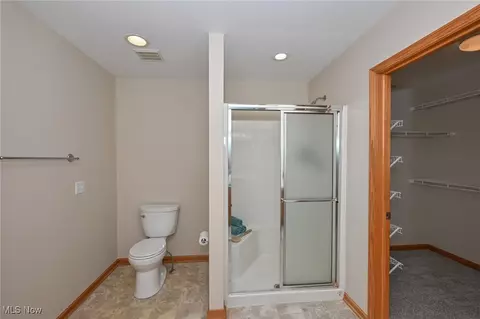 Bath - 320 Falling Leaf Dr, Seven Hills, OH 44131 photo 2 of 5