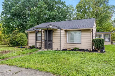 300 S Davis St, Girard, OH 44420