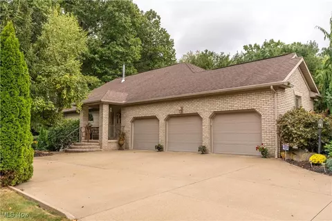 4109 Cove Cir NW, Canton, OH 44708
