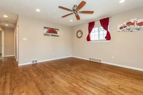 1900 Robindale St, Wickliffe, OH 44092 photo 8