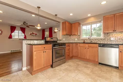 1900 Robindale St, Wickliffe, OH 44092 photo 11
