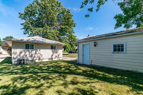 1900 Robindale St, Wickliffe, OH 44092 photo 4