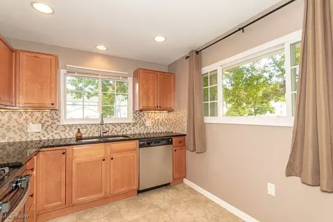 1900 Robindale St, Wickliffe, OH 44092 photo 10