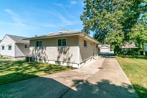 1900 Robindale St, Wickliffe, OH 44092 photo 3