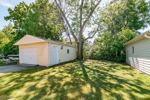 1900 Robindale St, Wickliffe, OH 44092 photo 2
