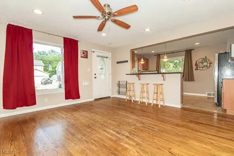 1900 Robindale St, Wickliffe, OH 44092 photo 5